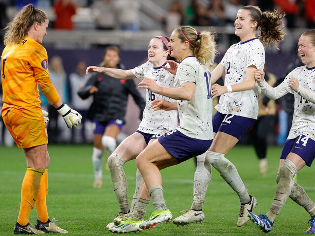 Wet, wild win over Canada sends U.S. to Gold Cup final