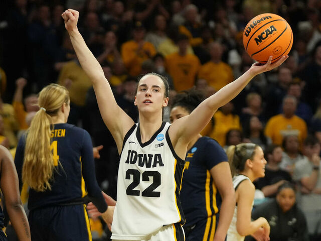 Clark drops 32 as No. 1 Iowa survives West Virginia scare