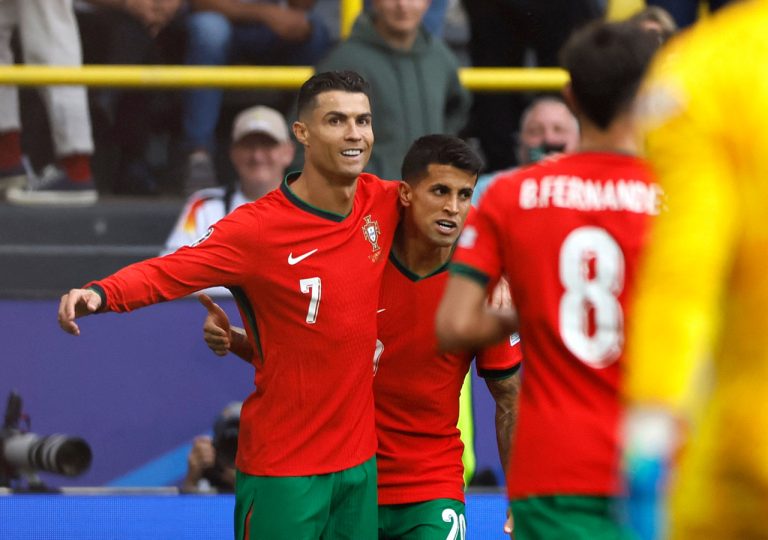 Portugal naar knock-outfase EK dankzij enorme Turkse flater en schitterend gebaar Cristiano Ronaldo