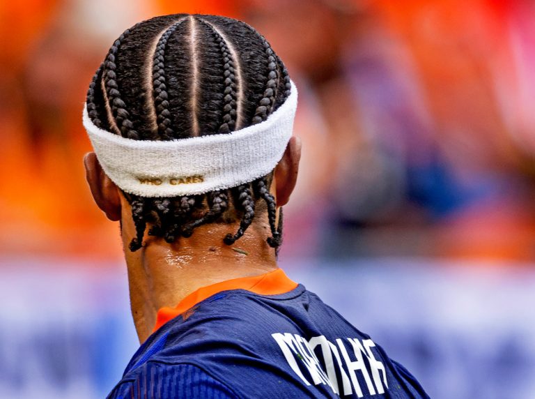 Memphis Depay toont nieuwe verwijzing op veelbesproken zweetband: ‘Who cares’