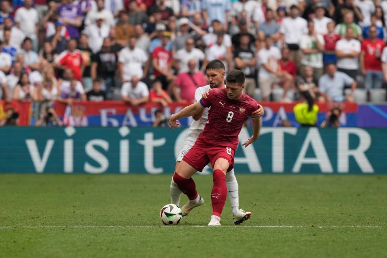 Servië ontsnapt in laatste seconde tegen Slovenië en houdt kansen op achtste finales levend