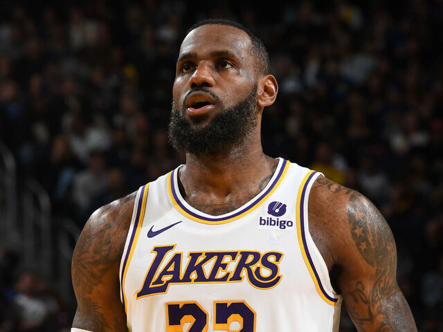 Report: Lakers to offer LeBron 3-year max deal