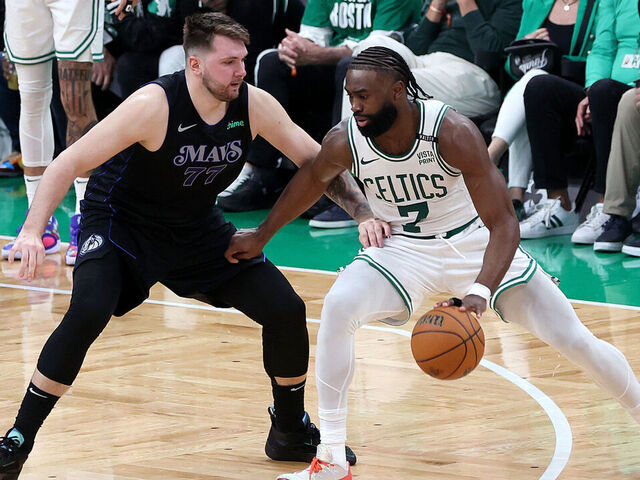 Celtics hammer Mavs to take Game 1