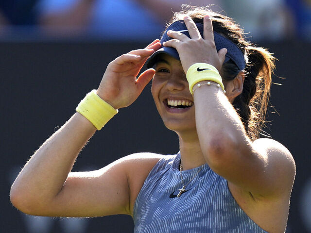 Raducanu verslaat Pegula en bereikt kwartfinales in Eastbourne