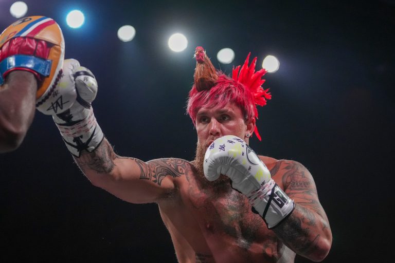 Jake Paul draagt ‘haan’ op zijn hoofd bij training voor gevecht met Tyson: ‘Wordt korte nacht voor Mike’