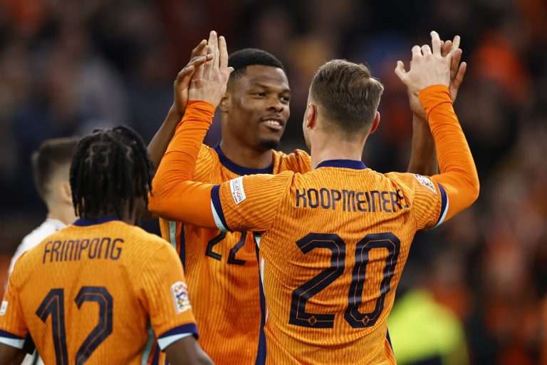 Oranje plaatst zich voor kwartfinale Nations League op turbulente avond tegen Hongarije