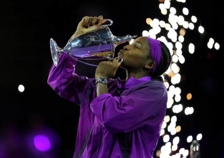 Coco Gauff na thriller te sterk voor olympisch kampioene Zheng Qinwen in finale WTA Finals