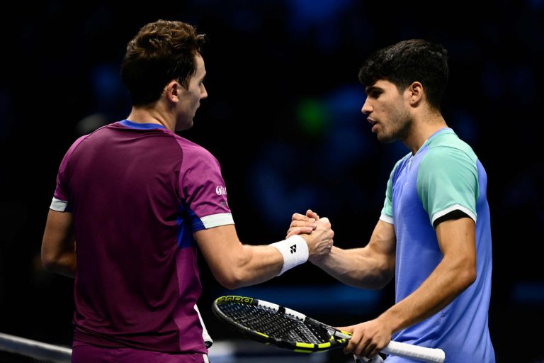 Carlos Alcaraz gaat hard onderuit tegen Casper Ruud bij ATP Finals