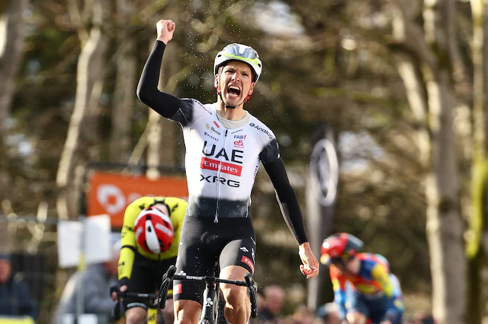 Jonas Vingegaard valt stil in laatste meters, João Almeida wint vierde etappe Parijs-Nice