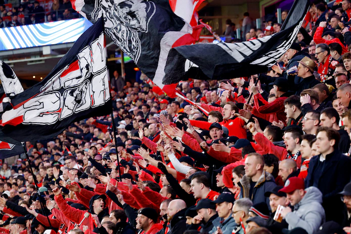 PSV tast om bijzondere reden in de buidel en betaalt alle tickets van supporters in Londen