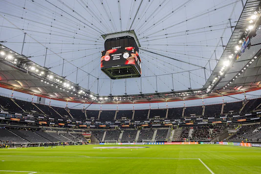 Europa League | Ajax-trainer Farioli kiest in Frankfurt voor opvallende opstelling met drie verdedigers