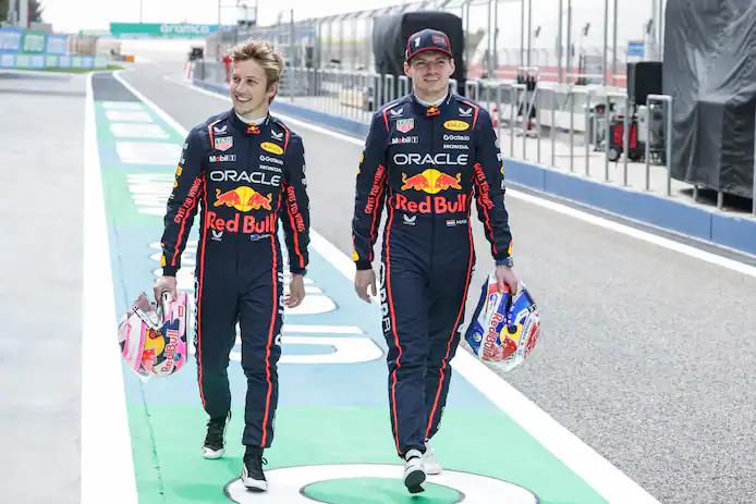 Max Verstappen wil auto in voor antwoorden: ‘Of dit mijn lastigste titelgevecht wordt? Hoe moet ik dat nou weten?’