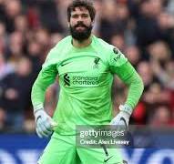 ‘Beste keeper ter wereld’ de held voor Arne Slot en Liverpool bij gestolen zege in Parijs: ‘Wedstrijd van mijn leven’