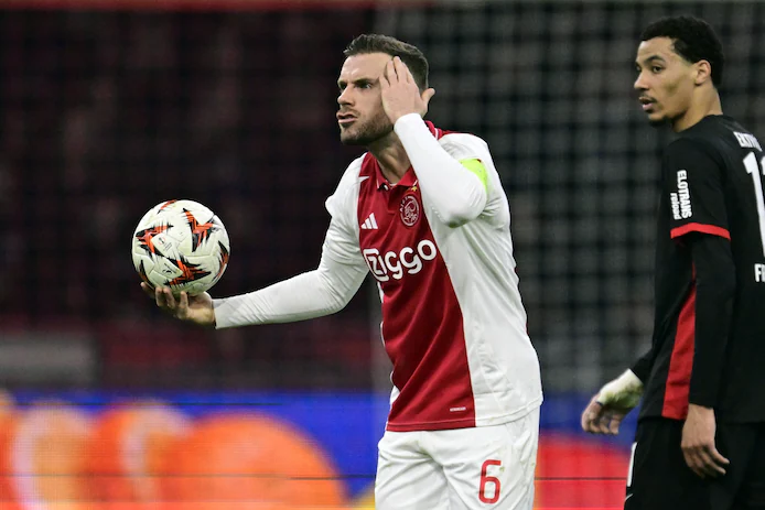 Ajax-aanvoerder Henderson mist return door wegwerpgebaar: ‘Het was uit frustratie, heel dom’