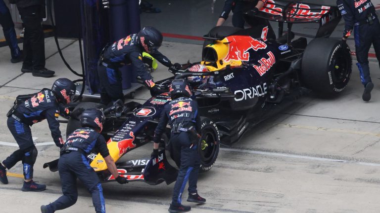 Verstappen valt uit in China, Antonelli (19) wint zijn eerste Formule 1-race