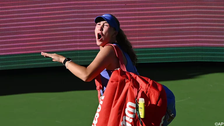 “F*** you all!” Titelverdedigster gaat kopje-onder in Indian Wells en ontploft na afloop
