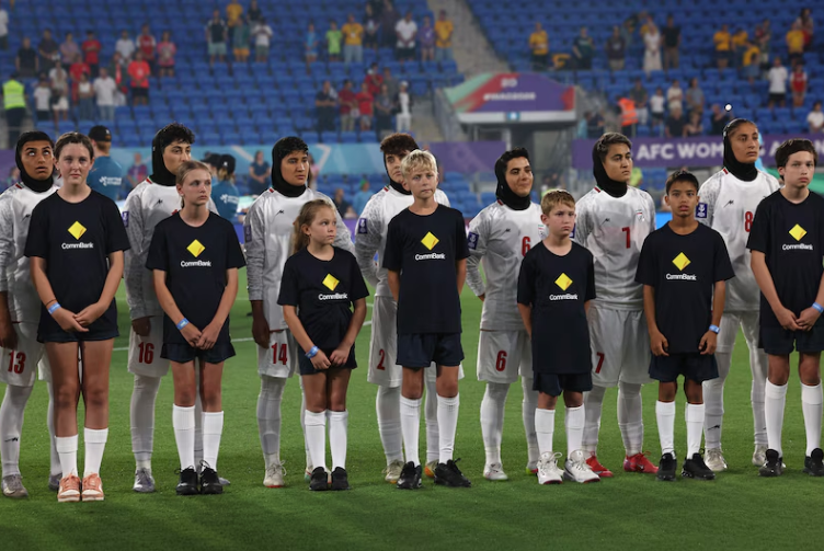Stil maar krachtig statement: Iraanse voetbalsters weigeren mee te zingen met volkslied