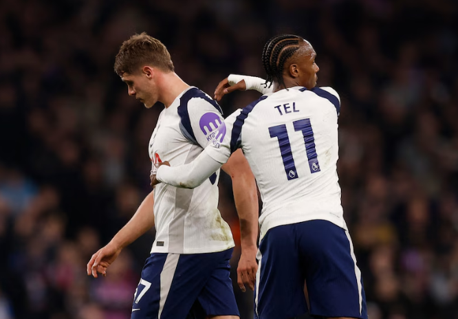 Rood Micky van de Ven, wéér afgang en woedende fans: Tottenham Hotspur moet steeds meer vrezen voor degradatie