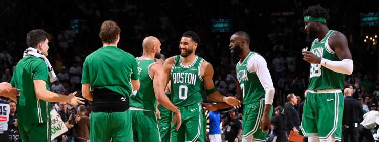 Celtics winnen op feestelijke avond van Mavericks, ontketende Dončić leidt Lakers naar zege