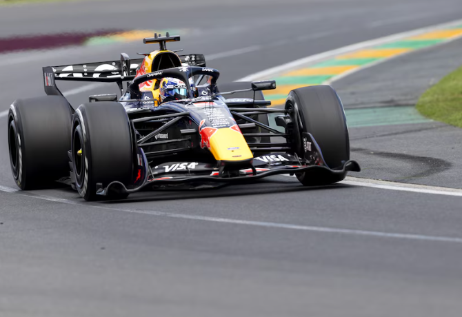 Max Verstappen beperkt de schade na uitstekende inhaalrace, machtig Mercedes pakt zege met George Russell