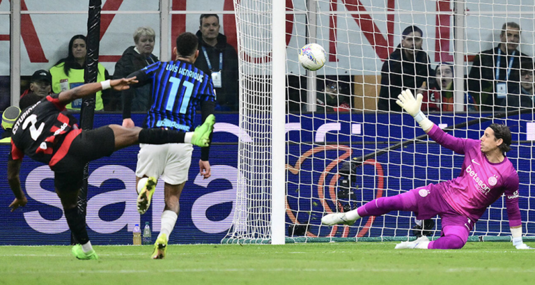 Milan blijft baas in de stad en knabbelt aan kloof in Italiaanse titelrace
