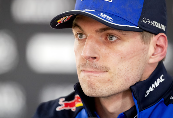 Max Verstappen blikt terug op ‘waardeloze’ zaterdag in China: ‘Auto is compleet onbestuurbaar’