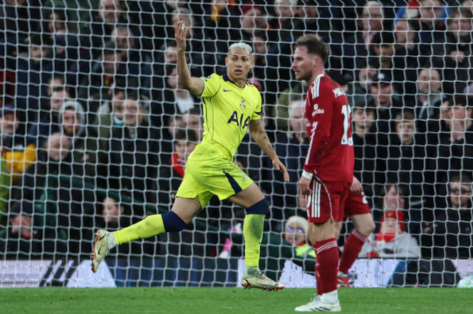 Dreun voor Arne Slot met Liverpool in jacht op Champions League-ticket: dolend Spurs pakt punt na late goal