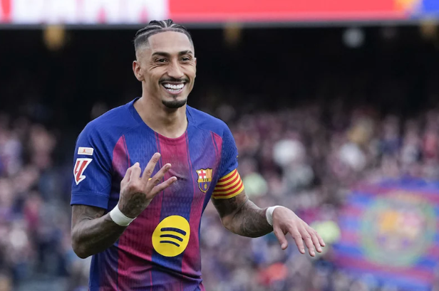 Koploper FC Barcelona dankzij hattrick van Raphinha langs Sevilla