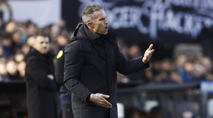 Robin van Persie gaf donderspeech aan Feyenoord na eerste helft tegen Excelsior: ’Heb me groen en geel geërgerd’