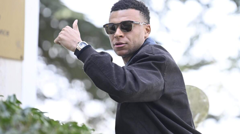 Kylian Mbappé volledig fit voor slotfase seizoen na knieblessure: ’Dat ligt nu achter me’