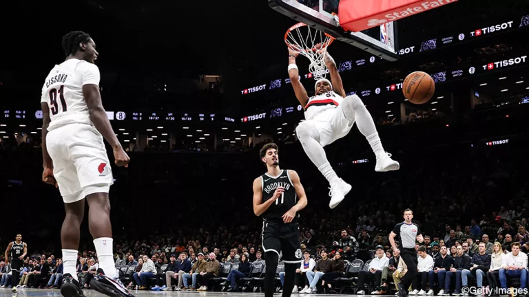Met onder meer een heerlijke alley-oop dunk: Toumani Camara kroont zich tot topscorer bij Portland op bezoek in Brooklyn