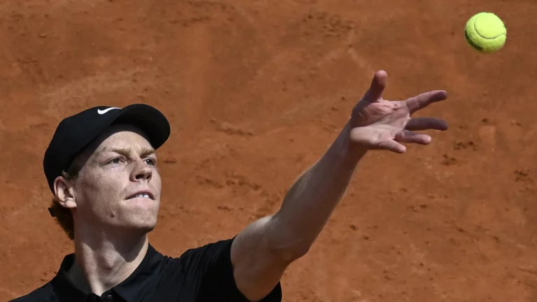 Sinner pakt met halvefinaleplek in Rome mastersrecord af van Djokovic