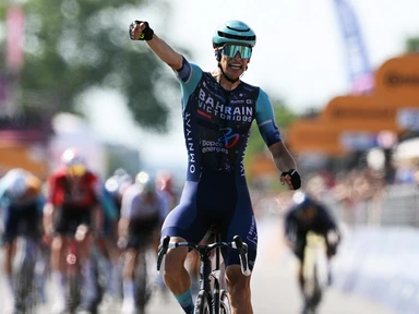 Belg Segaert troeft sprinters af met late aanval en wint twaalfde etappe in Giro