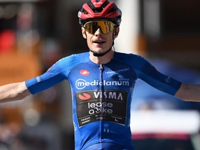 Vingegaard pakt roze leiderstrui in Giro, Arensman verliest kostbare tijd
