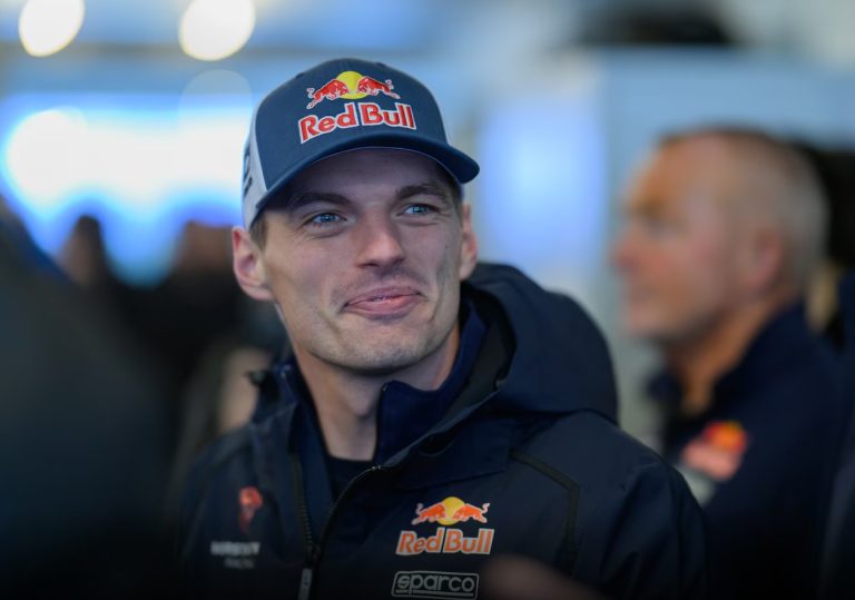 Max Verstappen voortvarend van start op Nürburgring in sessie die eindigt met regen en hagel