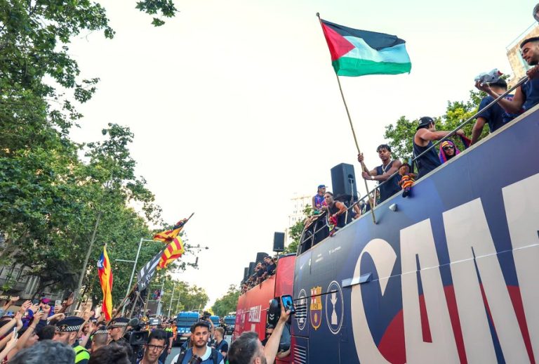 Israël woedend op Lamine Yamal na zwaaien met Palestijnse vlag en roept Barcelona op tot actie