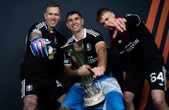 WK in gevaar voor Emiliano Martínez? Argentijnse doelman keepte Europa League-finale met gebroken vinger
