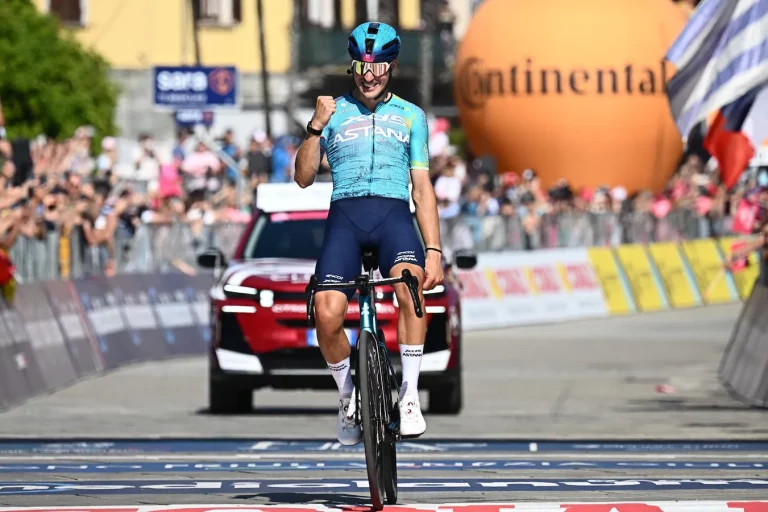 Italiaanse vluchter Bettiol is veruit de sterkste op zware klim in finale en soleert naar zege
