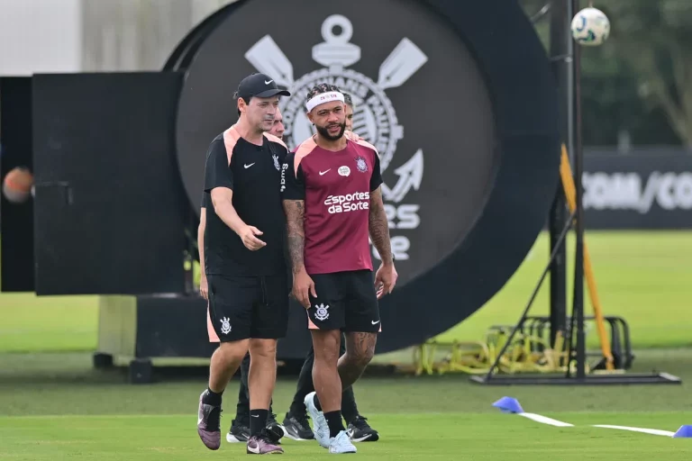 Memphis traint weer volledig mee met Corinthians