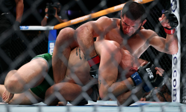 Islam Makhachev vecht historisch UFC-record uit de boeken met zwaarbevochten zege in titelpartij