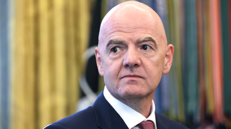 Voetbalfans starten petitie met oproep aan Infantino om af te treden
